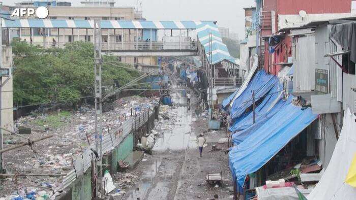 India, monsoni su Mumbai: strade allagate e disagi nei trasporti