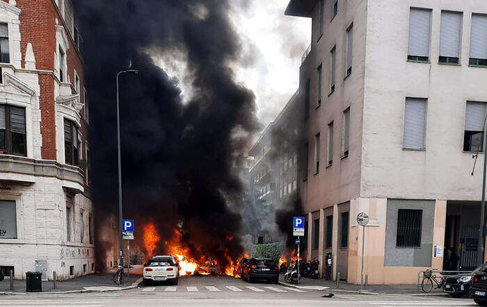 Esplosioni con maxi incendio a Milano nel 2023, tre indagati