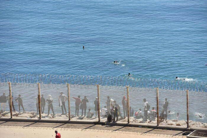 Arrivi a nuoto dei migranti minori a Ceuta aumentati del 550%