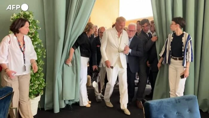 Cannes, Costner insignito dell'Ordine delle arti e delle lettere
