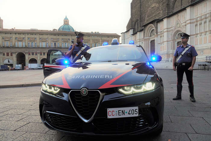 Molesta una ragazza, poi aggredisce fidanzato e carabinieri