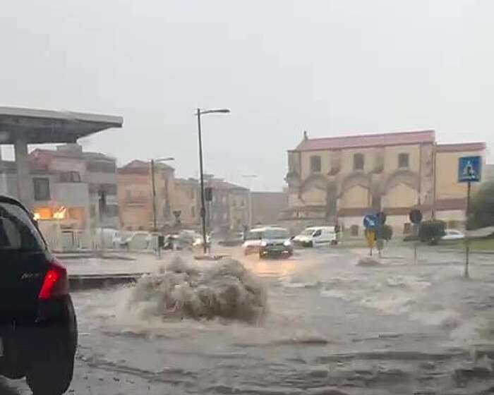 Nubifragio su Sassari, strade allagate e città paralizzata