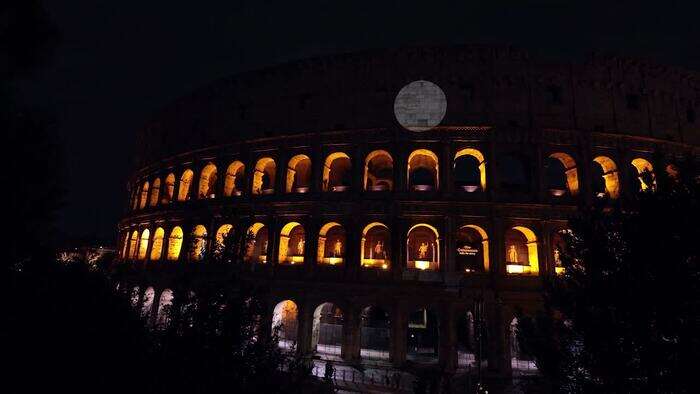 Roma, un Sos llumina i principali monumenti della citta'