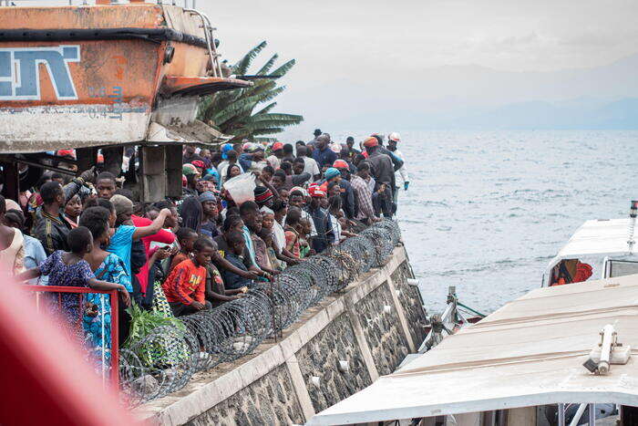 Barca sovraffollata si rovescia in Congo, almeno 25 morti