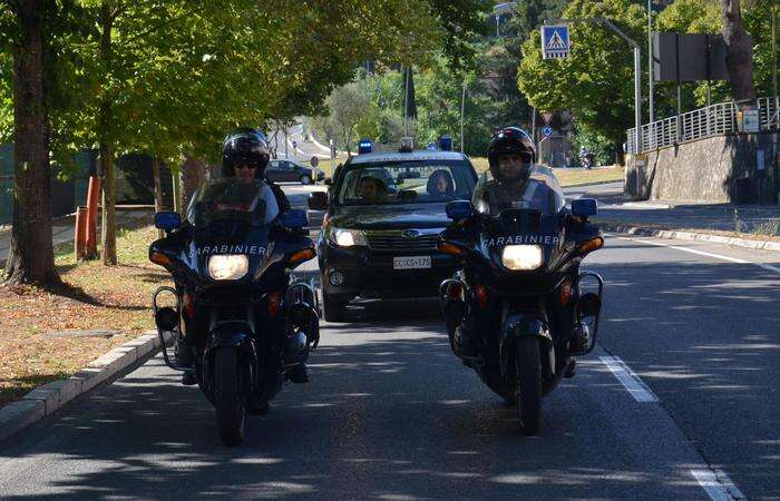 Pestato per il posteggio, caccia a tre giovani nel Valdarno