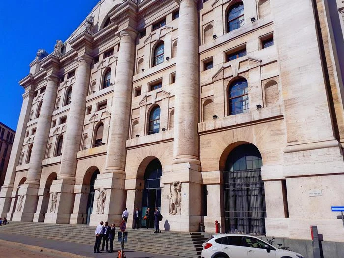 Borsa: Milano debole (-0,5%) e con pochi scambi, giù Saipem