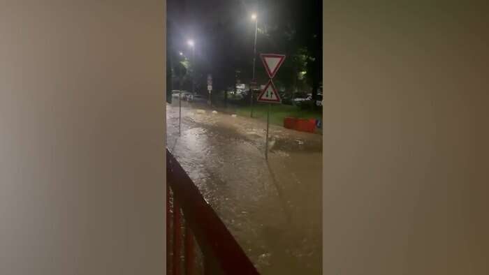 Bergamo, torrente esonda e la corrente trascina via le auto