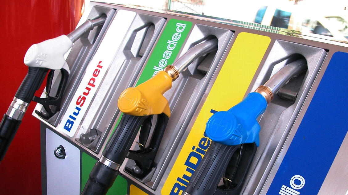 Il prezzo medio della benzina al self a 1,942 euro al litro, gasolio a 1,979