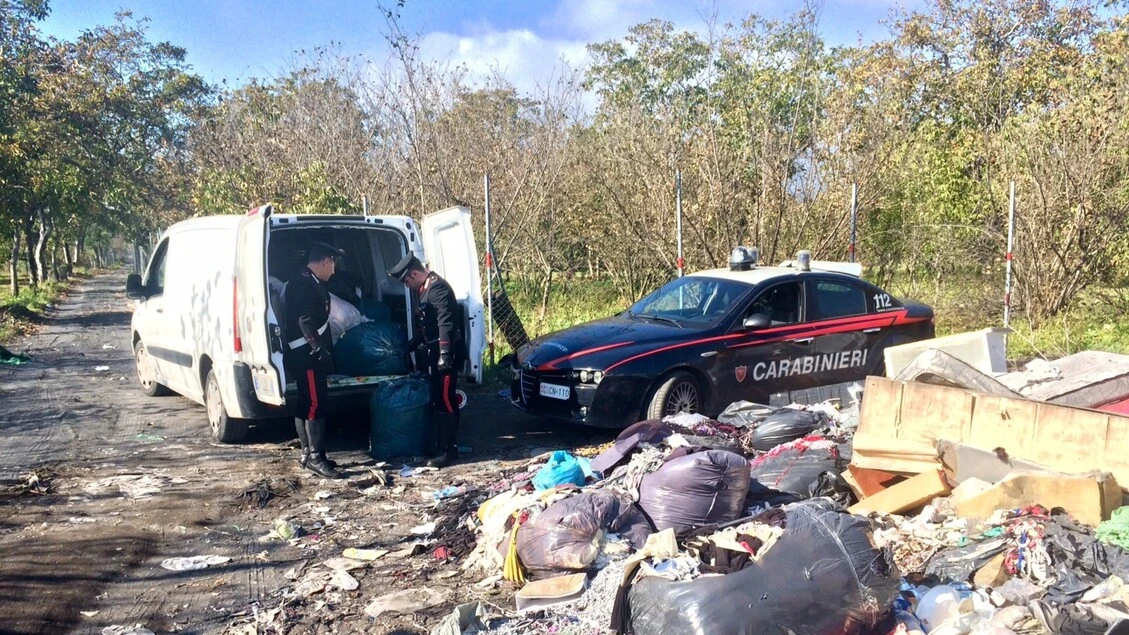Traffico rifiuti tessili tra Prato e Pistoia, inchiesta Dda