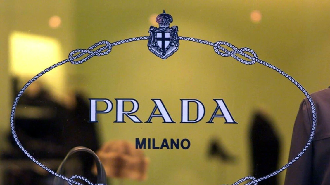 Prada corre in Borsa, attesa per l'accordo su Versace