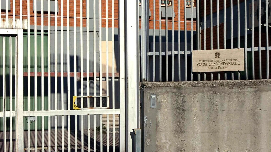 Detenuti danno fuoco a materasso, otto agenti intossicati