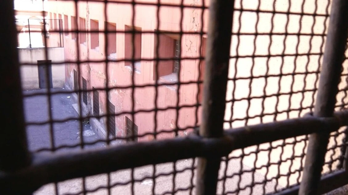 'Bombolette contro agenti e roghi, disordini a Regina Coeli'
