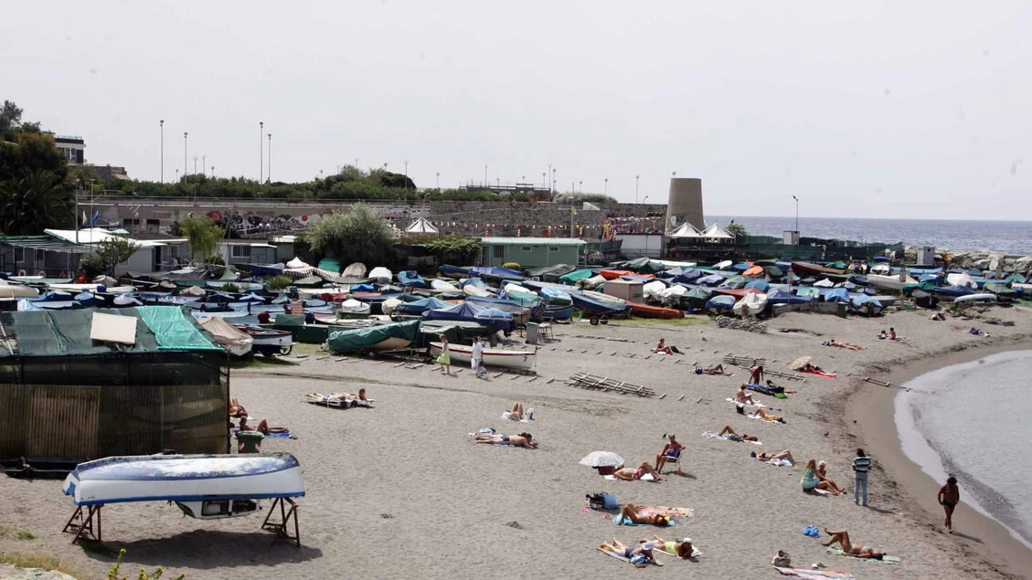 Stuprata in una tenda sulla spiaggia a Genova, due ricercati