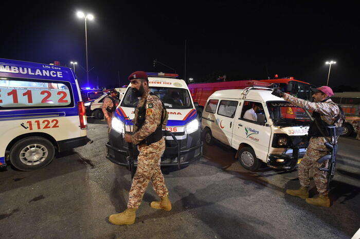 Pakistan, due morti in un attentato suicida a Karachi