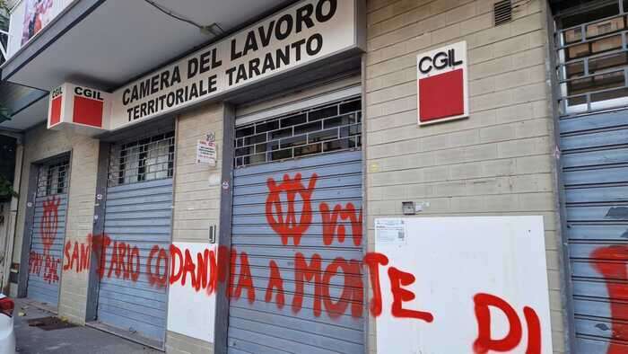 Sede Cgil di Taranto imbrattata con scritte no vax