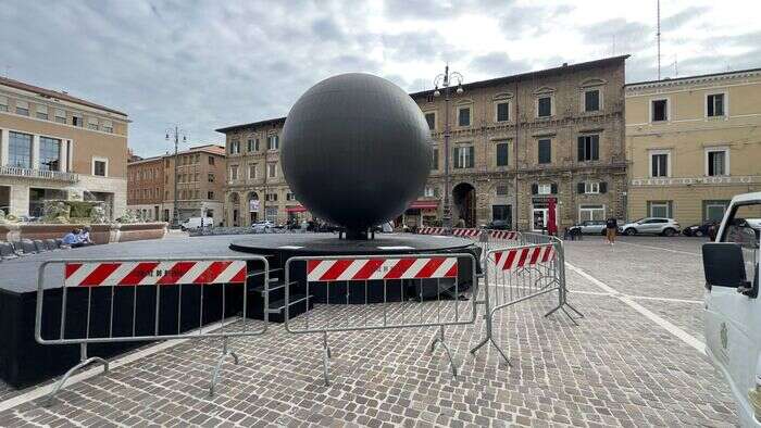 Danneggiata la biosfera di Pesaro, vandali rompono installazione