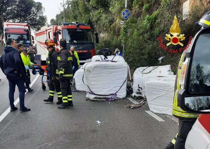 ++ Camion perde carico, colpiti ciclisti, un morto e un ferito +