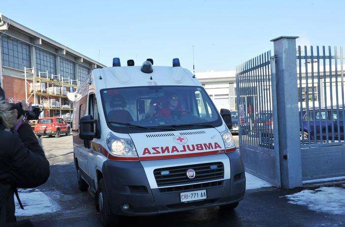 Incidente lavoro, due operai cadono da tetto, uno è morto