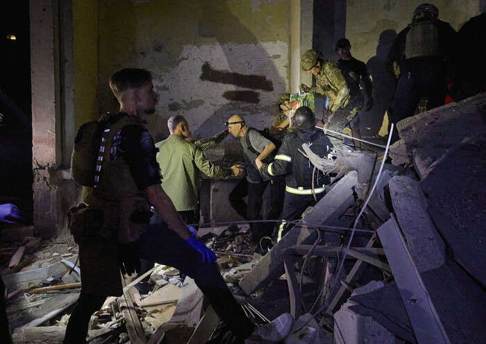 Kiev, bombe russe su un palazzo a Kharkiv, 3 morti e 15 feriti