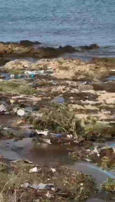 Pioggia trascina rifiuti in spiaggia a Gallipoli, è allarme