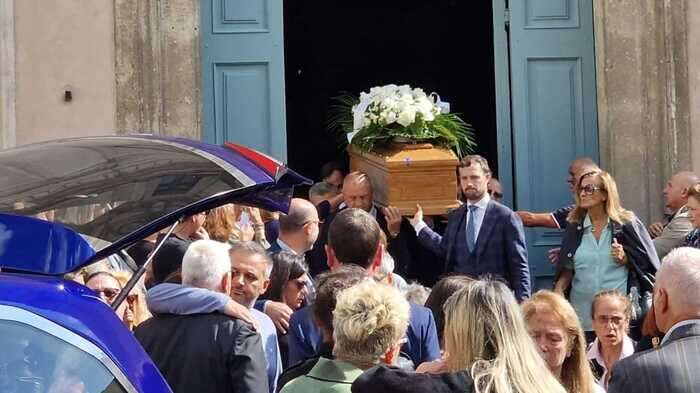 Tanta folla al funerale della mamma di Marco Mengoni