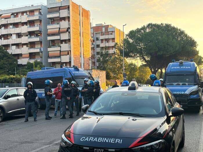 Tensioni durante sgombero Roma,lancio oggetti,10 feriti