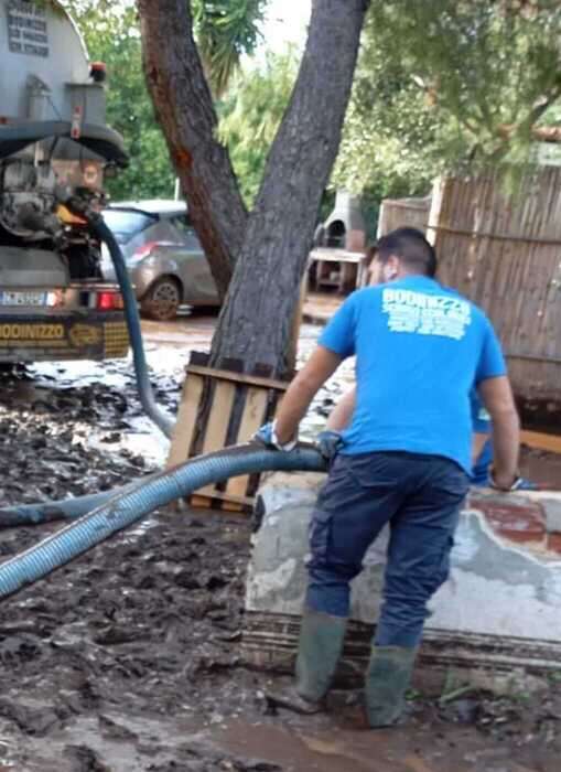 Maltempo, fango e detriti su strada garganica allagato campeggio