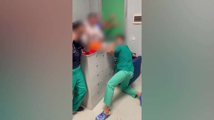 Foggia, decesso durante un'operazione: i parenti aggrediscono i medici