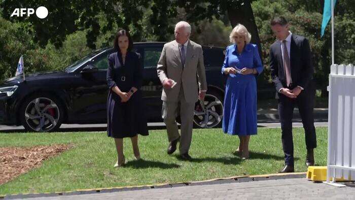 Sydney, Re Carlo e Camilla partecipano a un barbecue australiano