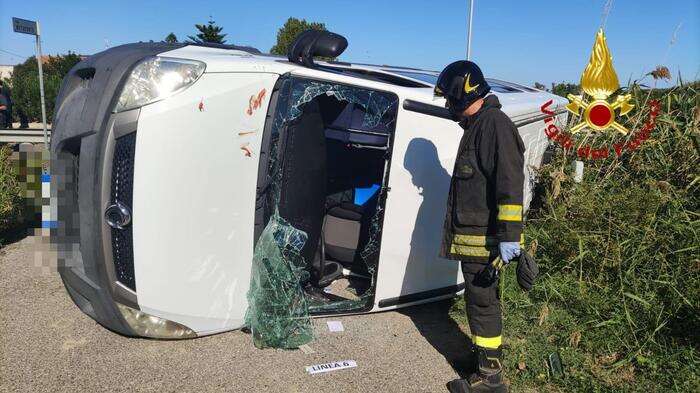 Uno scuolabus si ribalta nel Materano, solo feriti lievi