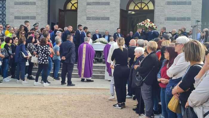 Strage a Nuoro: tre bare bianche e folla commossa ai funerali