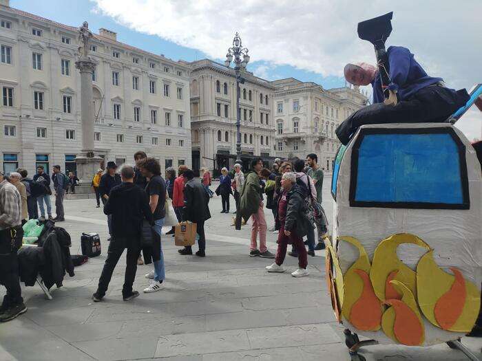 Corteo 'No ovovia', migliaia di persone sfilano a Trieste