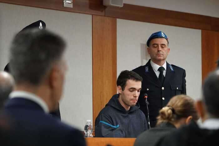 Gino Cecchettin guarda Turetta in aula, lui tiene occhi bassi