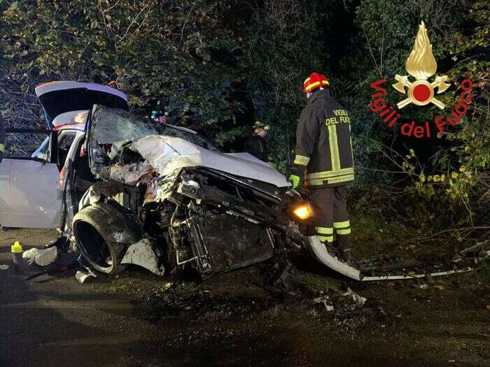 Auto con 5 ragazzi fuori strada, 17enne muore, 4 feriti, 2 gravi