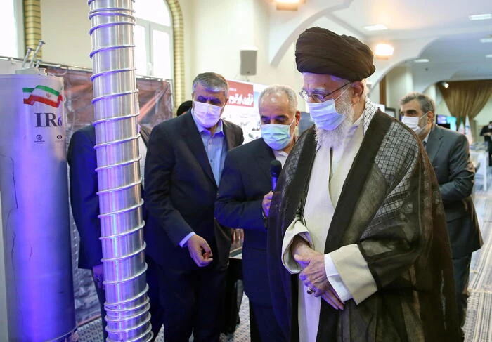 Iran, 'se minacciati pronti a cambiare dottrina nucleare'