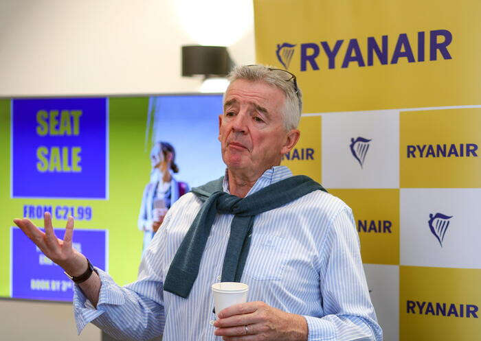 Utili Ryanair in calo nel semestre, Boeing pesa sull'outlook