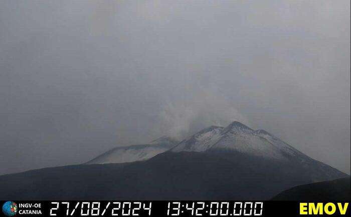 Freddo e neve sulla vetta dell'Etna, ma a Catania fa 30 gradi