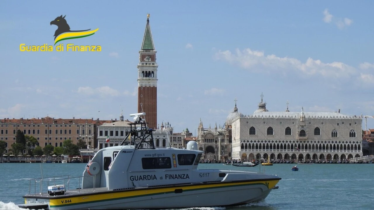Barchino affonda a Venezia, due persone salvate dalla Gdf
