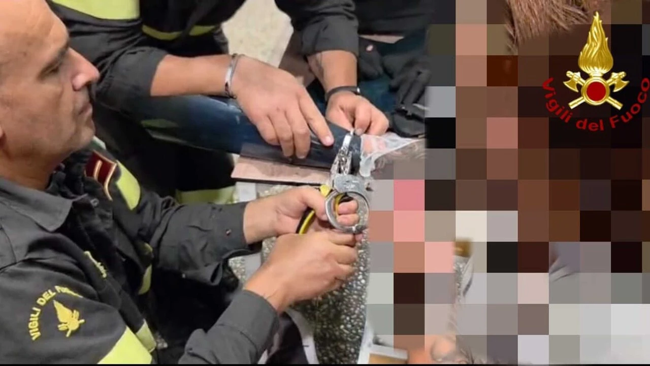 Manette si incastrano, malore per una donna dopo l'arresto su A16