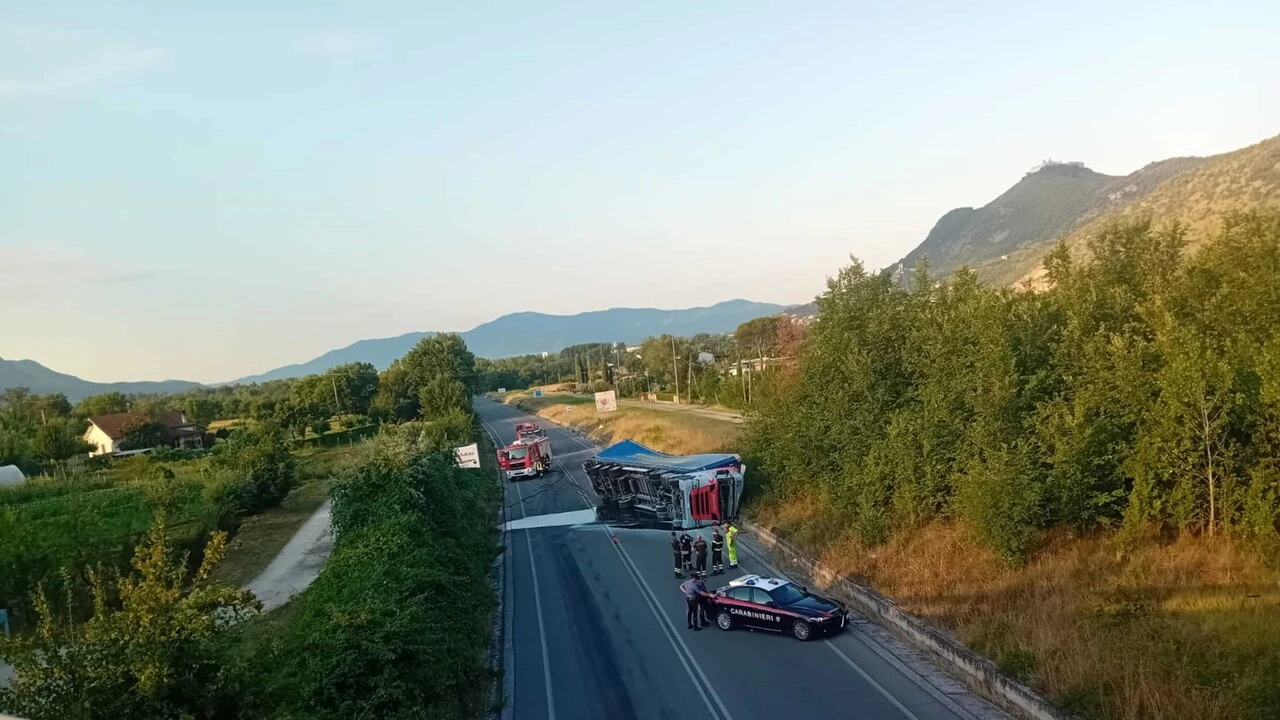 Autoarticolato si ribalta, chiusa la superstrada Cassino - Atina
