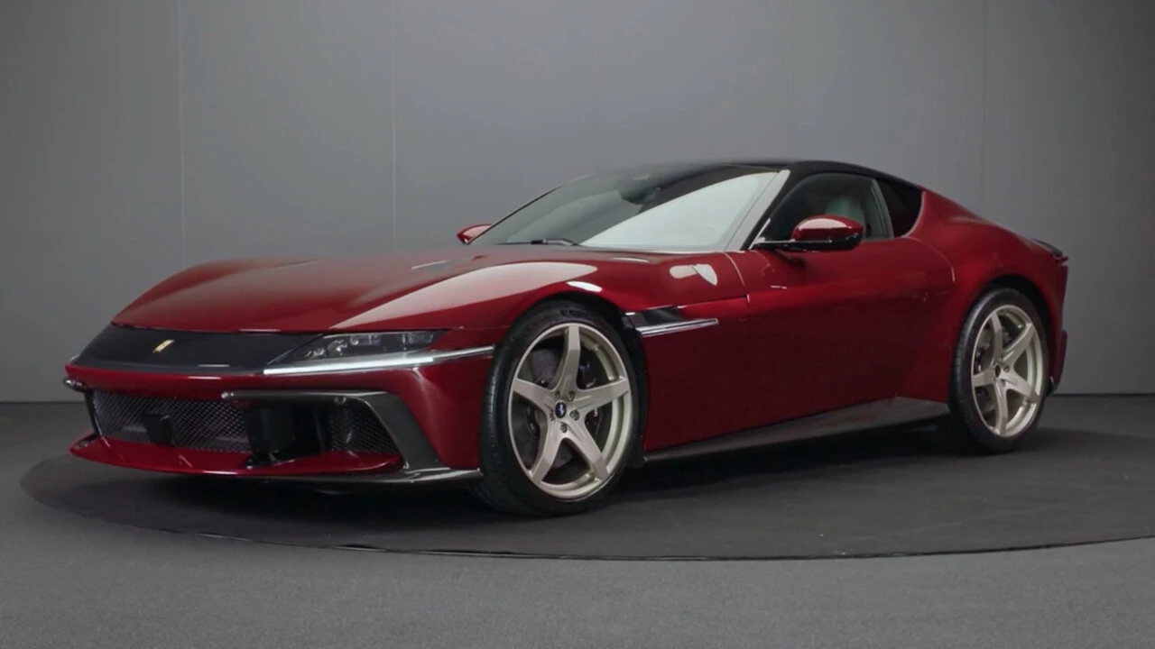 La Ferrari presenta la 12 Cilindri manuale