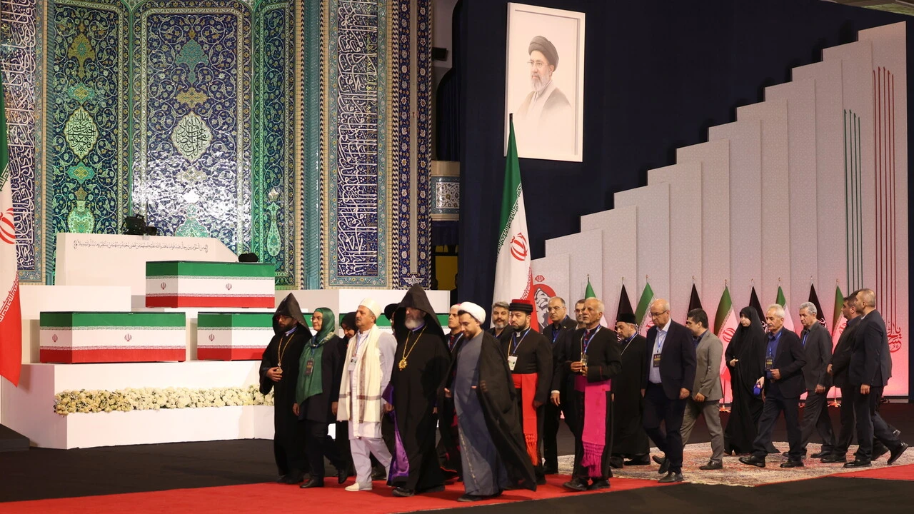 Iran, salma di Ali Khamenei giunta alla Grande Moschea per i funerali