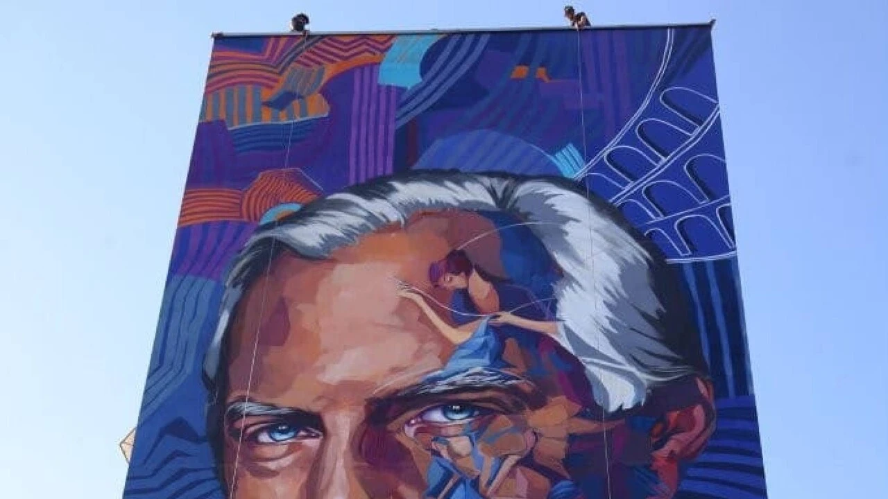 Piacenza ricorda Giorgio Armani con un murale di 27 metri