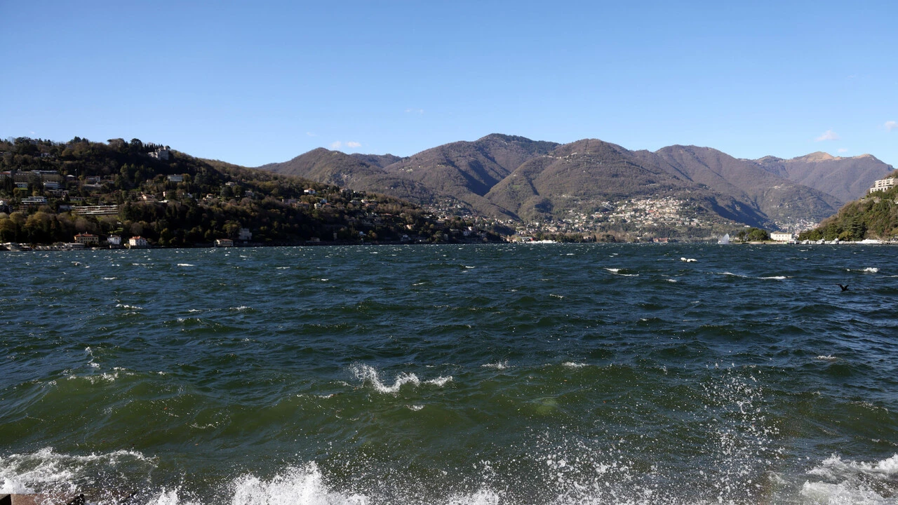 A Como bimba di 10 anni scompare nelle acque del lago