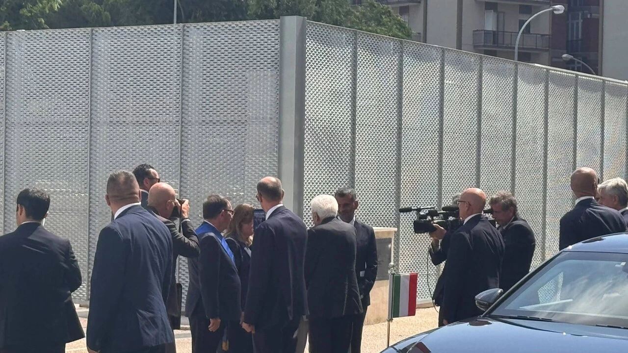 Mattarella ad Andria per decennale strage ferroviaria, applausi e strette di mano