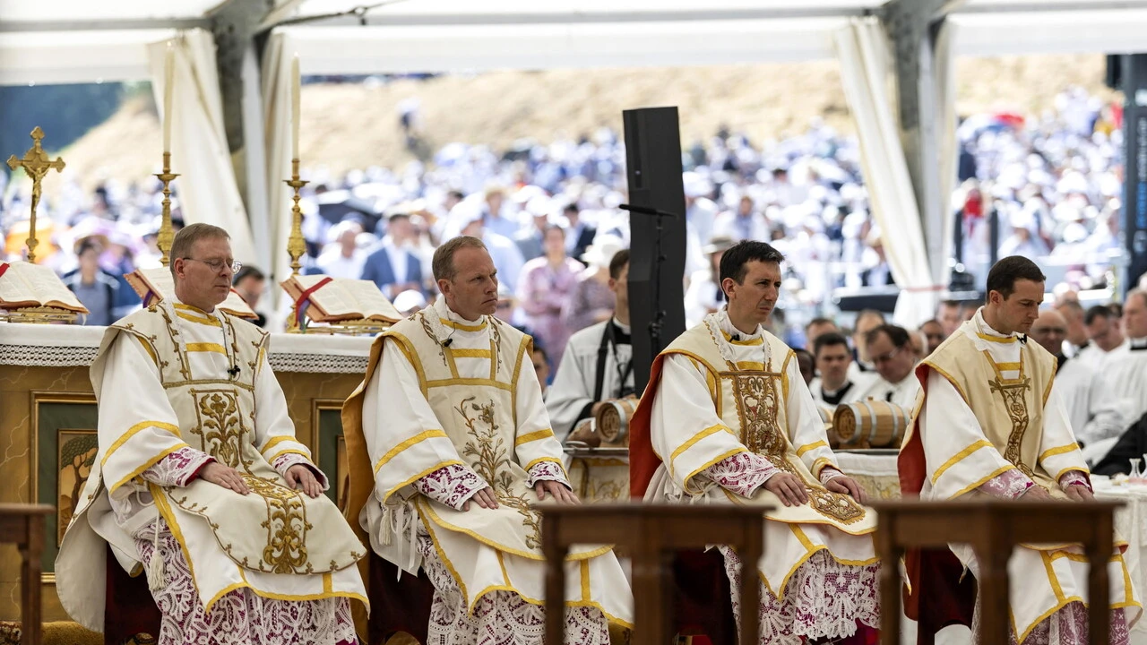 Il Vaticano ufficializza la scomunica per i vescovi lefebvriani