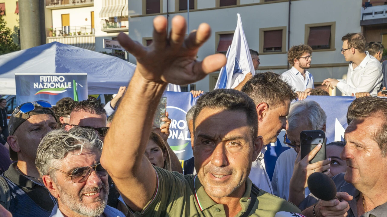 'Via Vannacci da Genova', camalli e Antifa contro il generale