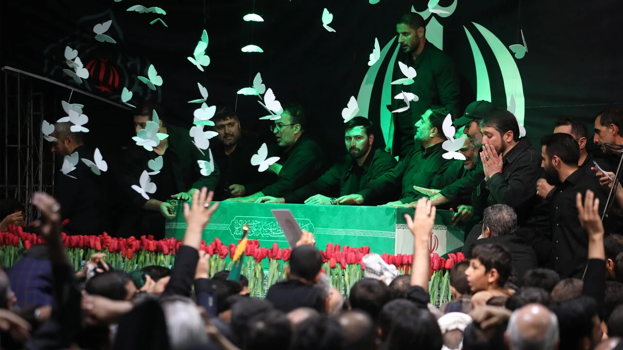 Il lungo addio all'Ayatollah Khamenei, la prova di forza dell'Iran