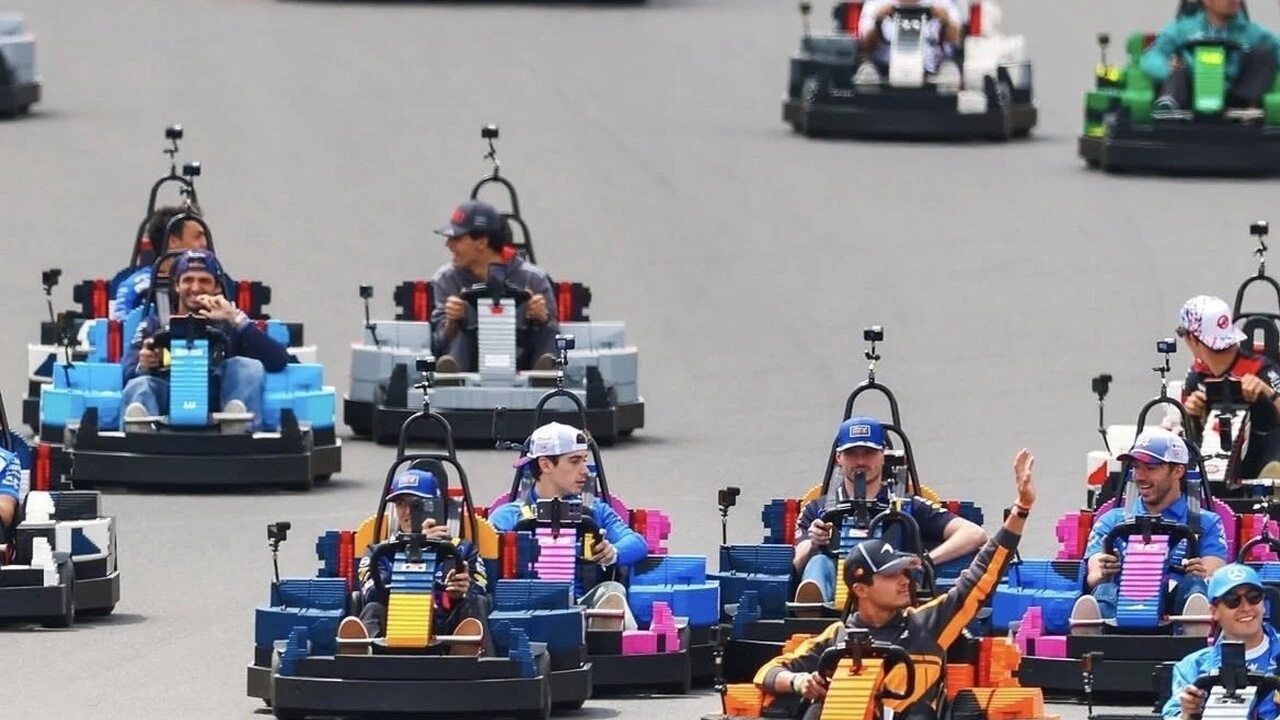 F1, a Silverstone la parata dei piloti con 22 minicar Lego