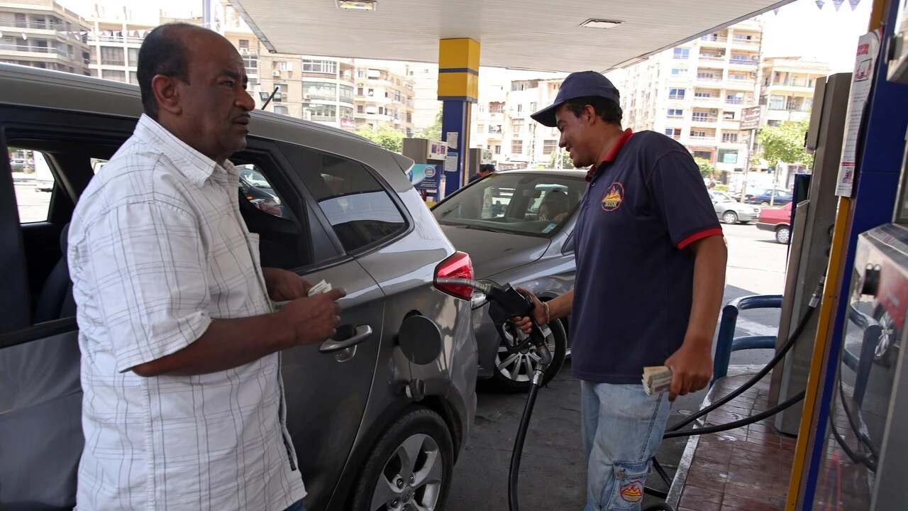Egitto ripristina adeguamento trimestrale dei prezzi dei carburanti
